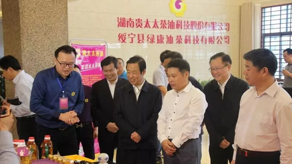 湖南省委副书记、省长许达哲视察贵太太，鼓励贵太太打造一流茶油品牌，助力产业扶贫